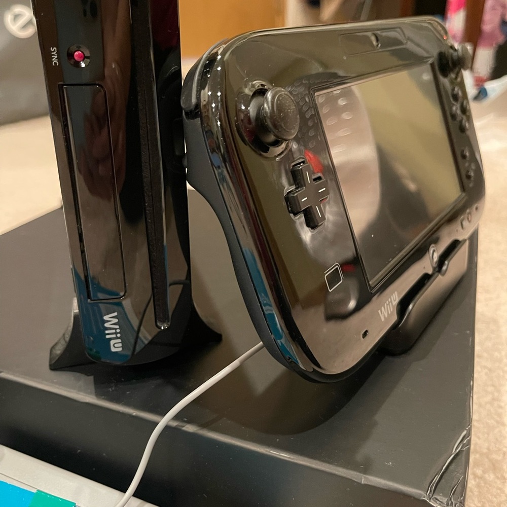 Nintendo Wii U 32GB Deluxe - Console Bundle without box